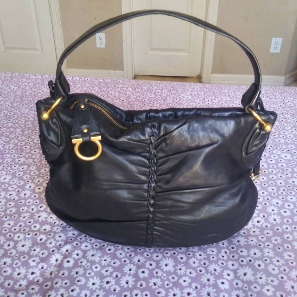 🤩Last Call 🔥🔥🔥$ Only $275 Salvatore Ferragamo Gancini Bag.
